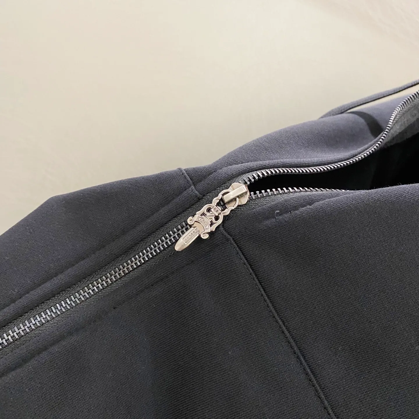 P290 Chrome Hearts 25ss horseshoe Sanskrit flag foam printed zipper hooded sweatshirt jacket. Fabric high-definition super heavyweight pure cotton fabric. Customized hardware. Thread. Accessories. Matching version. Same style for men and women. -Color: Black -Size: S M L XL